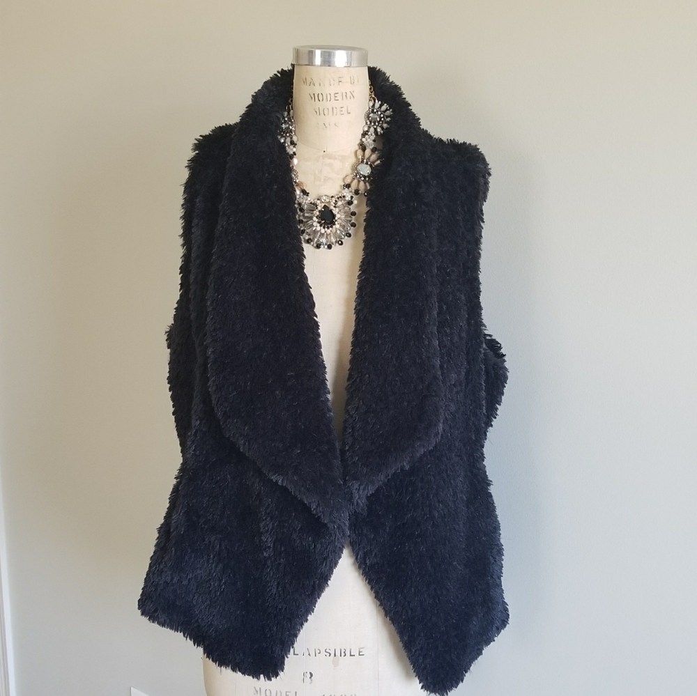 🍁New to the closet🍁 NWOT Calvin Klein black faux fur vest